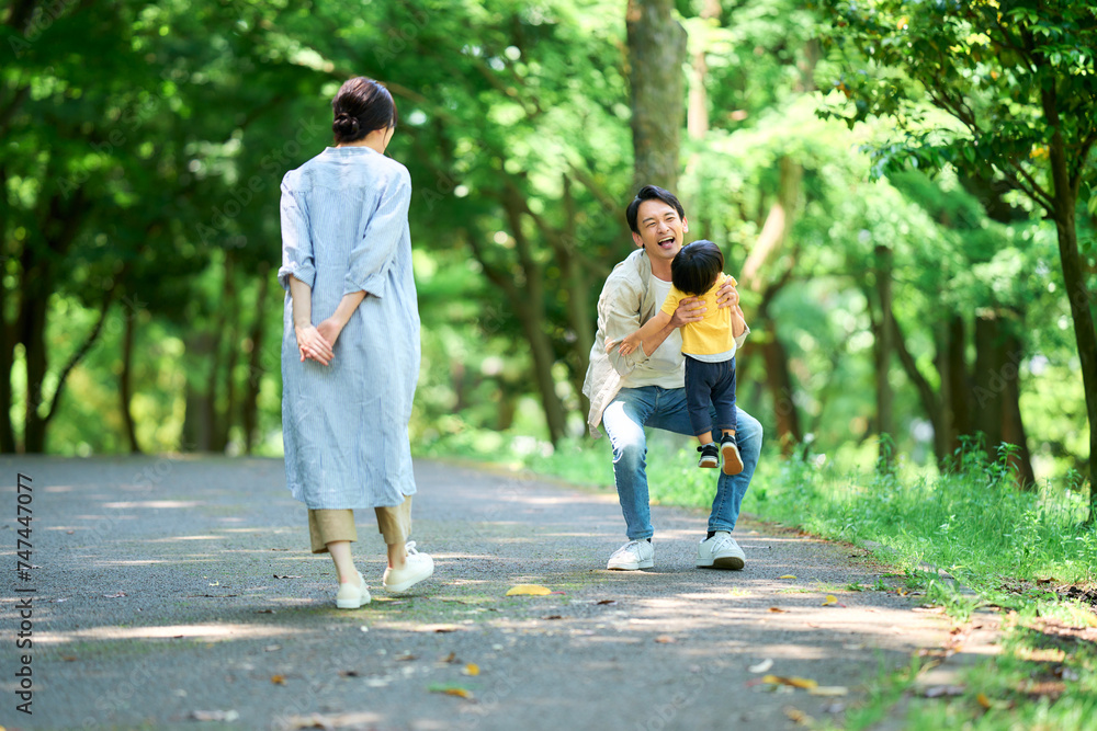 親に駆け寄る2歳児