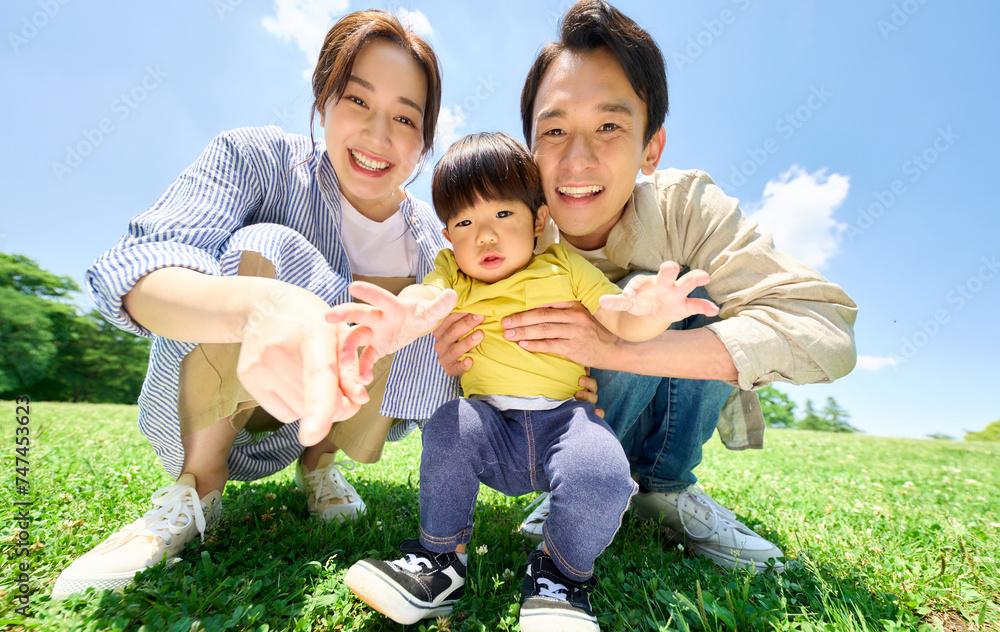 Fototapeta premium 公園でピクニックする家族