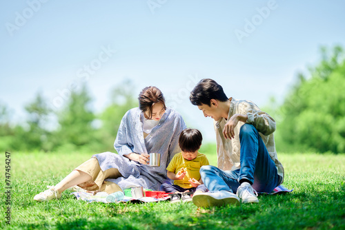 Fototapeta Naklejka Na Ścianę i Meble -  公園でピクニックする家族