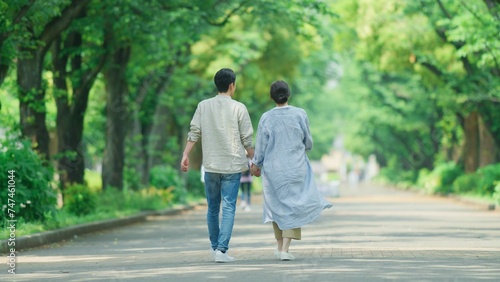 初夏の公園を散歩するカップル photo