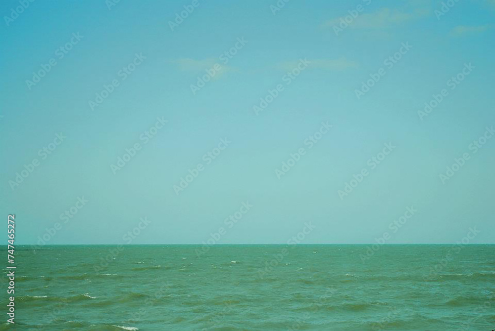 Obraz premium Green ocean blue sky