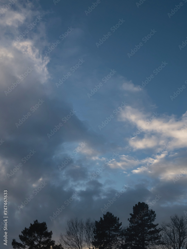 Schnelles Wetter im Februar mit schönen Wolken, wechselhafte Situation Schnelles Wetter im Februar mit schönen Wolken, wechselhafte Situation