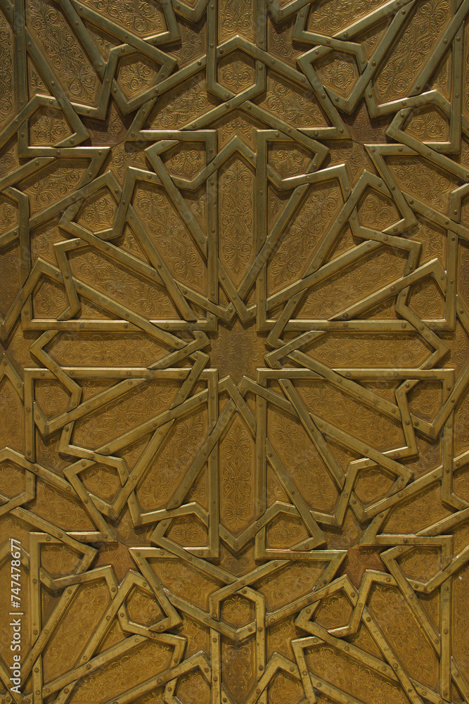 Figura geométrica decorativa en una puerta de metal en Marruecos, en forma de estrella