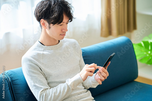 スマートフォンを手にしている若い男性