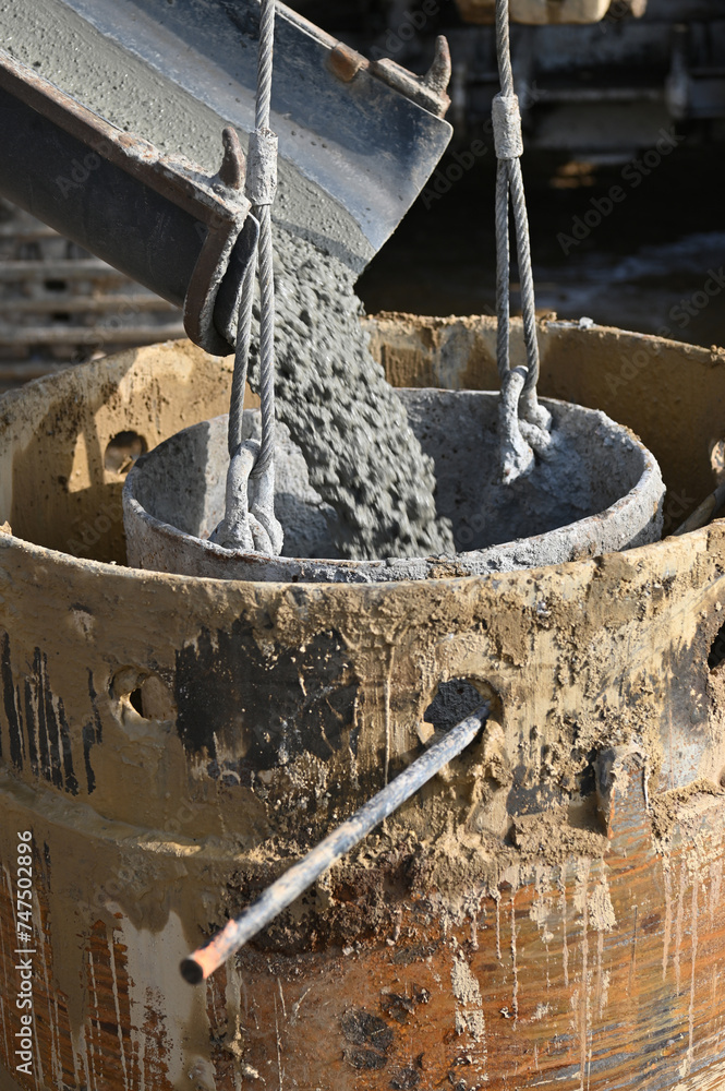 Tiefbau, Betonieren eines Bohrpfahls Tiefbau, Betonieren eines Bohrpfahls