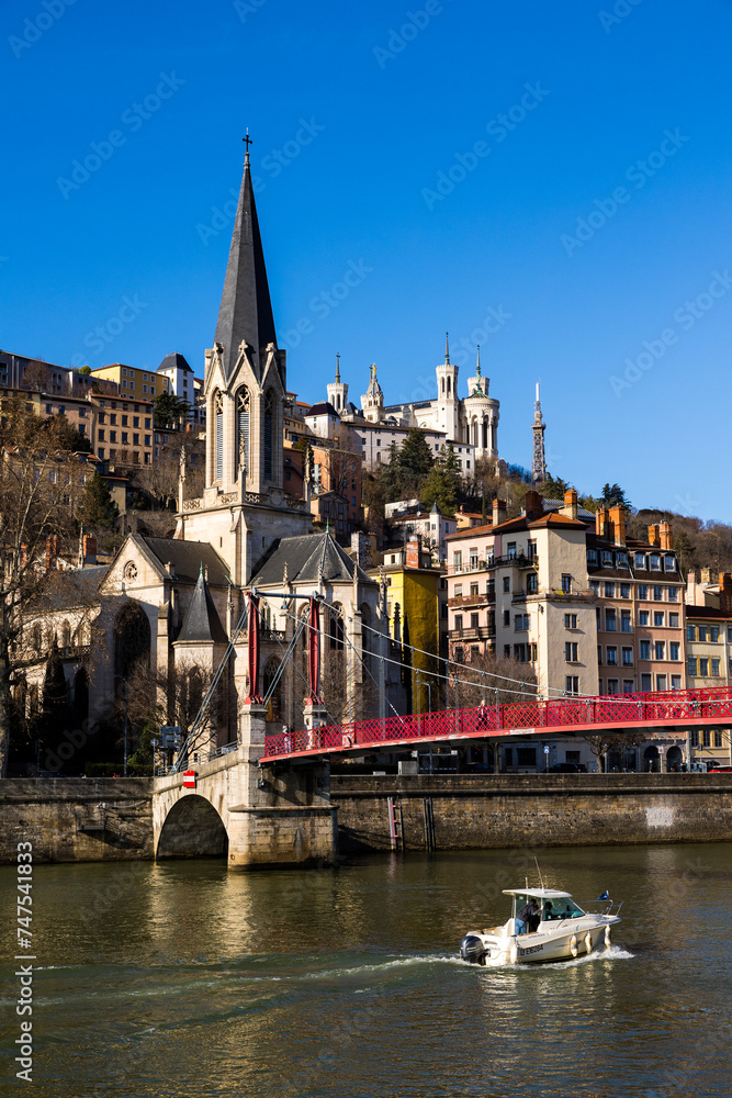 Obraz premium Vue sur l’Église Saint-Georges et la Basilique Notre-Dame-de-Fourvière depuis les bords de Saône à Lyon
