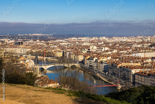 Vue sur la Saône traversant Lyon depuis le Jardins des Curiosités dans le Quartier de Saint-Just