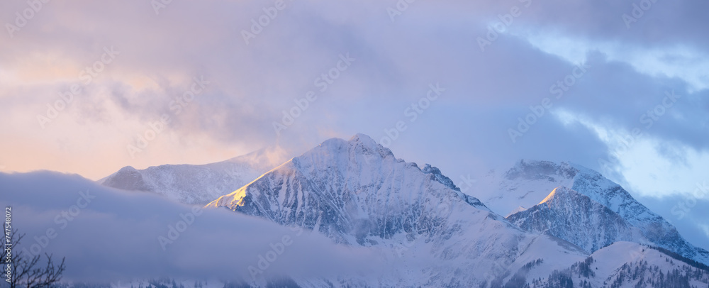 Verschneites Bergpanorama mit Abentrot.