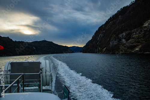 Norwegia fiordy wycieczka po morzu widoki norweskich fiord  w g  r ska   i wodospad  w