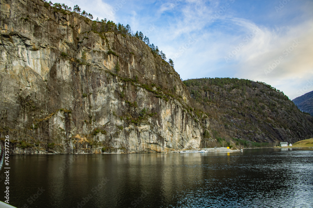 Norwegia fiordy wycieczka po morzu widoki norweskich fiordów gór skał i wodospadów