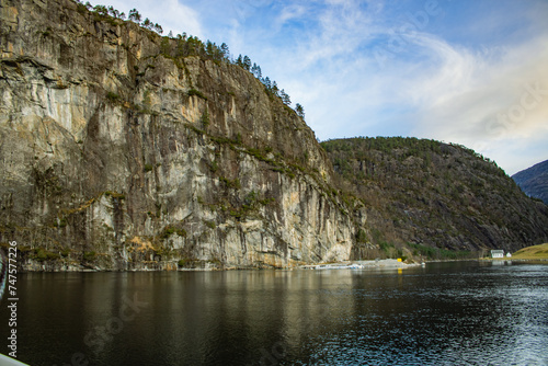 Norwegia fiordy wycieczka po morzu widoki norweskich fiord  w g  r ska   i wodospad  w