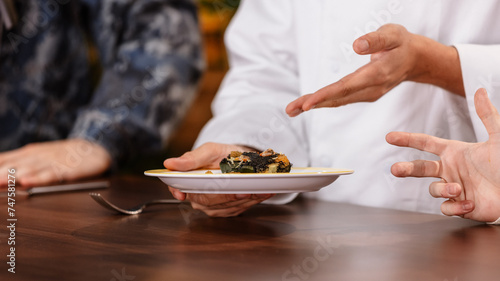 Tableau sur toile Chefs cuisiniers jugeant les plats des participants