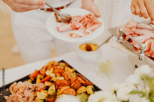 Brunch charcuterie et salade de tomates