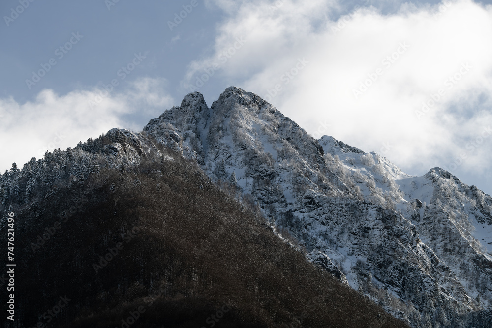 La neige et la glace ont recouvert les sommets des Pyrénées en France