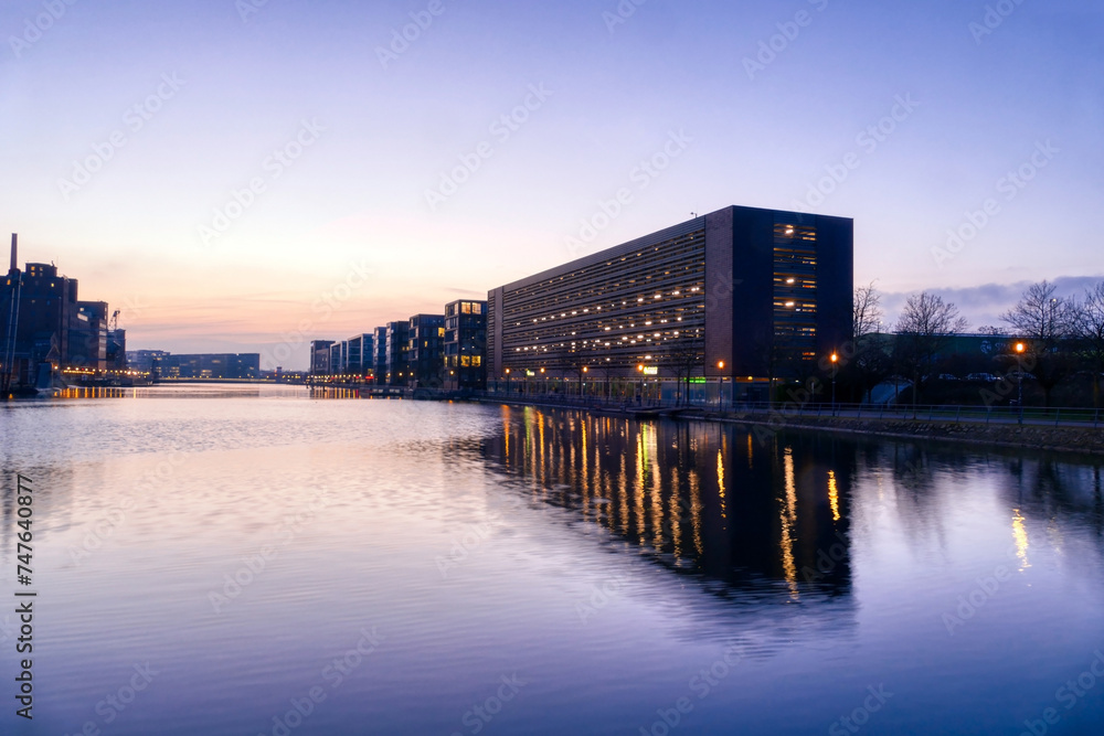 Gebäude im Duisburger Innenhafen am Abend Gebäude im Duisburger Innenhafen am Abend