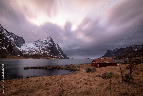 Paysage hivernal d'un Fjord à Vestvagoy, dans les Lofoten, dans le nord de la Norvège photo