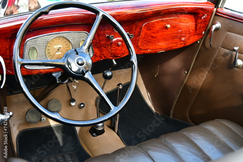 INTERIOR DE UN COCHE DE ÉPOCA photo