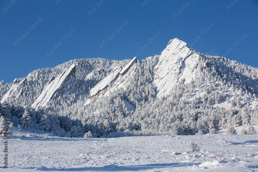 Obraz premium Boulder Flatirons and Snow