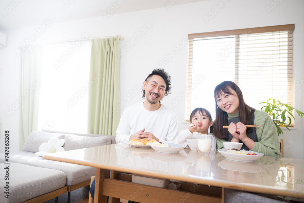 ダイニングで食卓を囲む幸せな家族のイメージ カメラ目線 ダイニングで食卓を囲む幸せな家族のイメージ カメラ目線