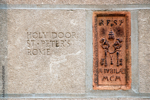 Photography The Tribune Building in Chicago is decorated with Rocks and Icons from All over