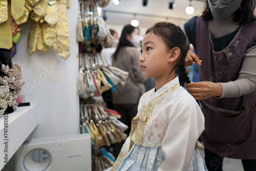A Korean child girl wearing Hanbok and makeup in Seoul, Republic of Korea 大韓民国ソウルで韓服を着て化粧をしている韓国人の子どもの女の子