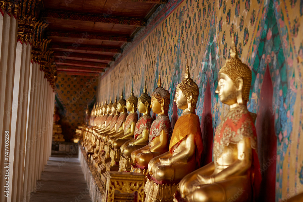 Fototapeta premium buddha statue in temple 