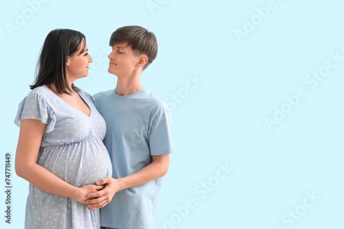 Young expectant couple embr...