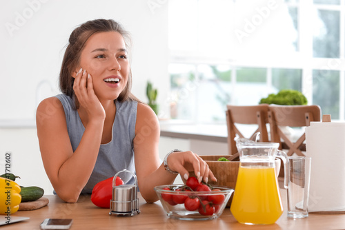 Young woman preparing veget...