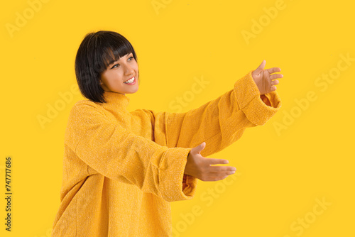 Young woman opening arms fo...