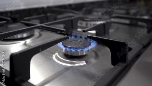 Encendido electrónico de hornallas de estufa a gas natural con llama azul  photo