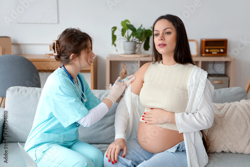 Young pregnant woman receiv...