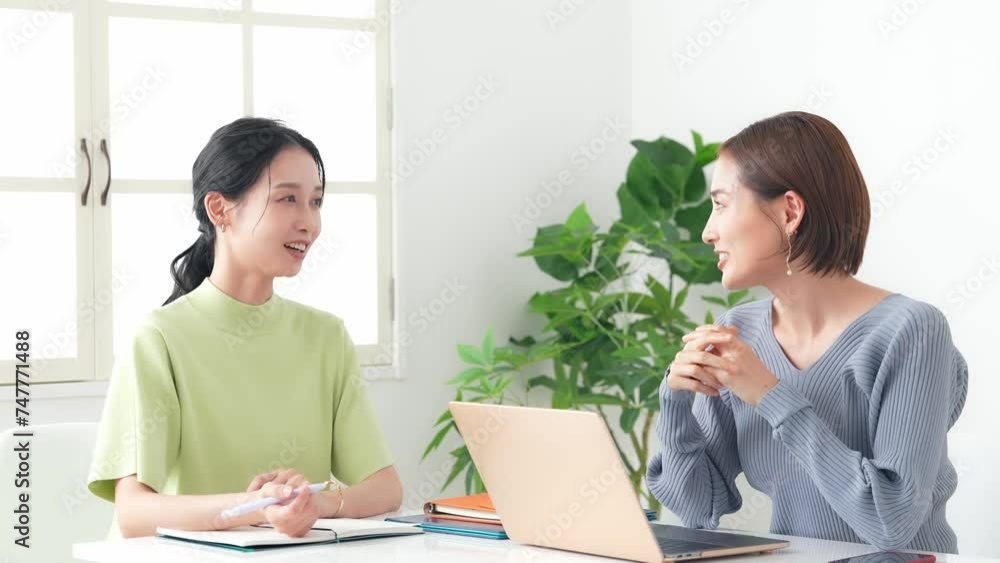 オフィスで会話する女性グループ オフィスで会話する女性グループ