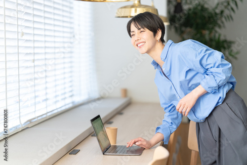 パソコン作業をするミドル女性