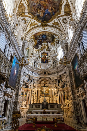 Altare , con particolari architettonici , della chiesa di Gesù a Palermo
