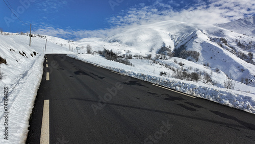 Route dégagée et neige