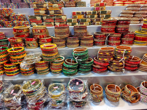 Foto Indian colorful bangles displayed in local shop in a market of Ujjain, India, These bangles are made of Glass used as beauty accessories by Indian women