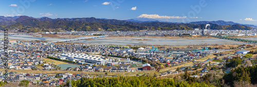 静岡県島田市の牧の原公園から眺める富士山と眼下に広がる島田の市街地・大井川