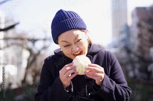 肉まんを食べる女