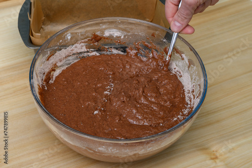 Robić brownie, mieszać ciasto czekoladowe surowe w misce