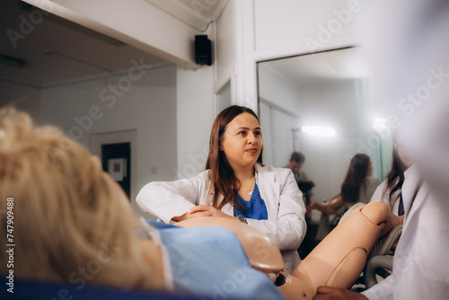 Fotografie the teacher conducts a practical session for students of obstetricians and gynec