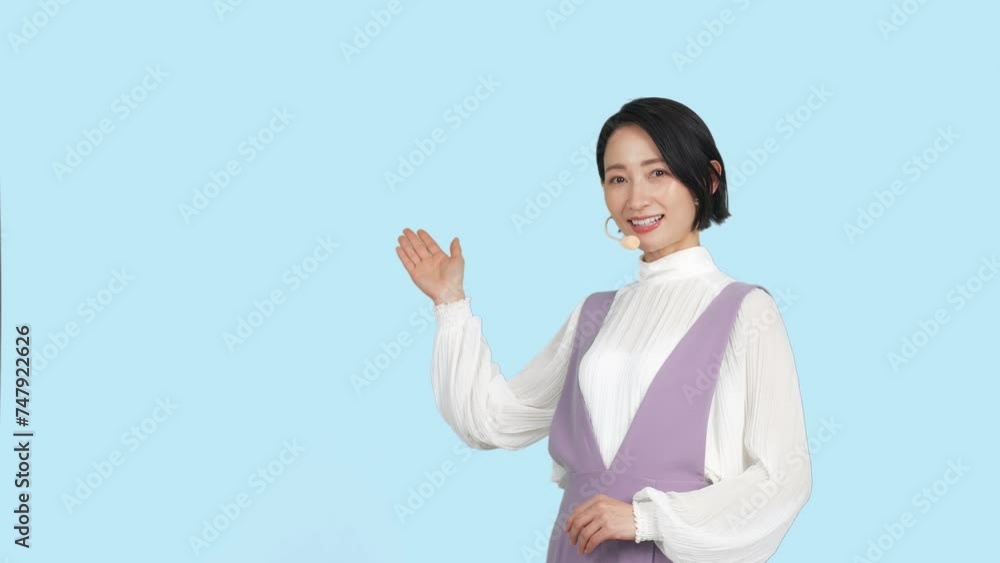 ヘッドマイクをつけてカメラ目線で話す女性　レポーター