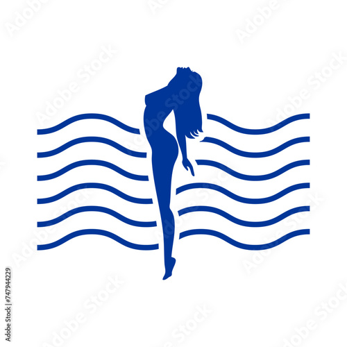 Logo vacaciones de verano. Silueta de mujer joven desnuda nadando con olas de mar o piscina