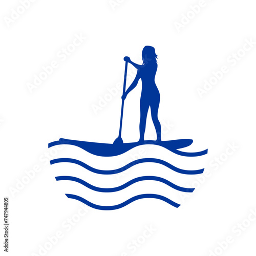 Logo club de paddle surf. Silueta de mujer de pie en tabla de paddle surf con remo con olas de mar