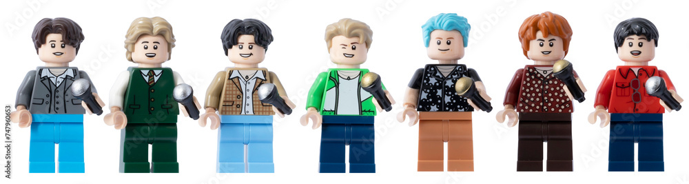 Fototapeta premium Dortmund - Deutschland 29. Februar 2024 - Lego Minifiguren der Band BTS