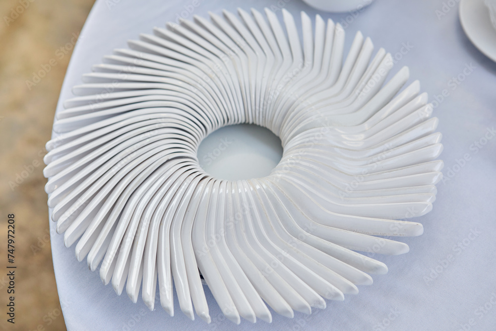 Obraz premium White spoon arrangement on table