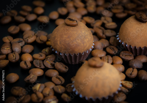 Um brigadeiro de café delicadamente disposto em uma base de forminha marrom, adornado com grãos de café, em meio a uma decoração. A coffee brigadeiro delicately arranged in a brown base.
