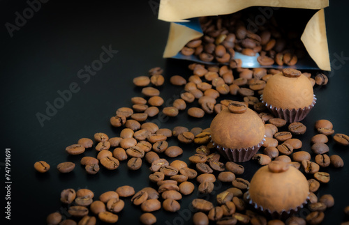 Um brigadeiro de café delicadamente disposto em uma base de forminha marrom, adornado com grãos de café, em meio a uma decoração. A coffee brigadeiro delicately arranged in a brown base.