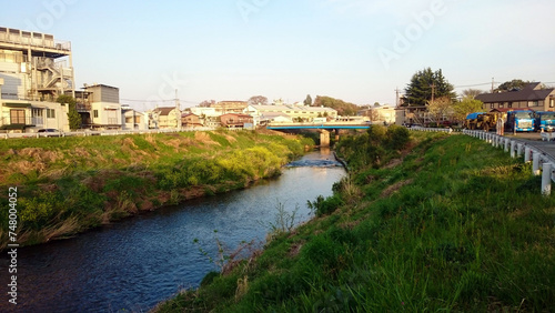 西日差す工業地帯の川 © hatena_kumin