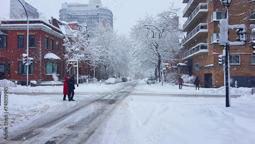 A snowing day in a canadienne city with a couple walking 