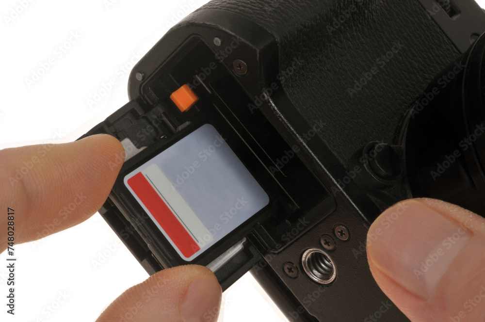 Mettre une carte mémoire dans un appareil photo en gros plan Mettre une carte mémoire dans un appareil photo en gros plan